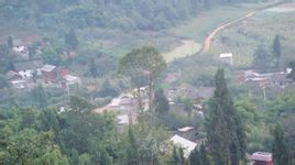 Stonewall Village: Yunnan Qujing Huize Luna település joghatósága alá a falu