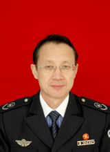 Guo: Langfang Városi Környezetvédelmi Iroda igazgatóhelyettese, bizottsági tag